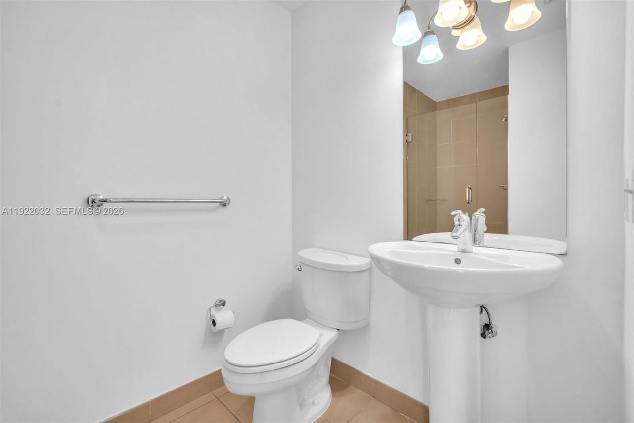 300 S Biscayne Blvd, Unit L-822, Miami, FL 33131 Photo