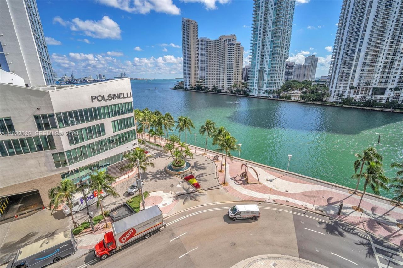 300 S Biscayne Blvd, Unit L-822, Miami, FL 33131 Photo