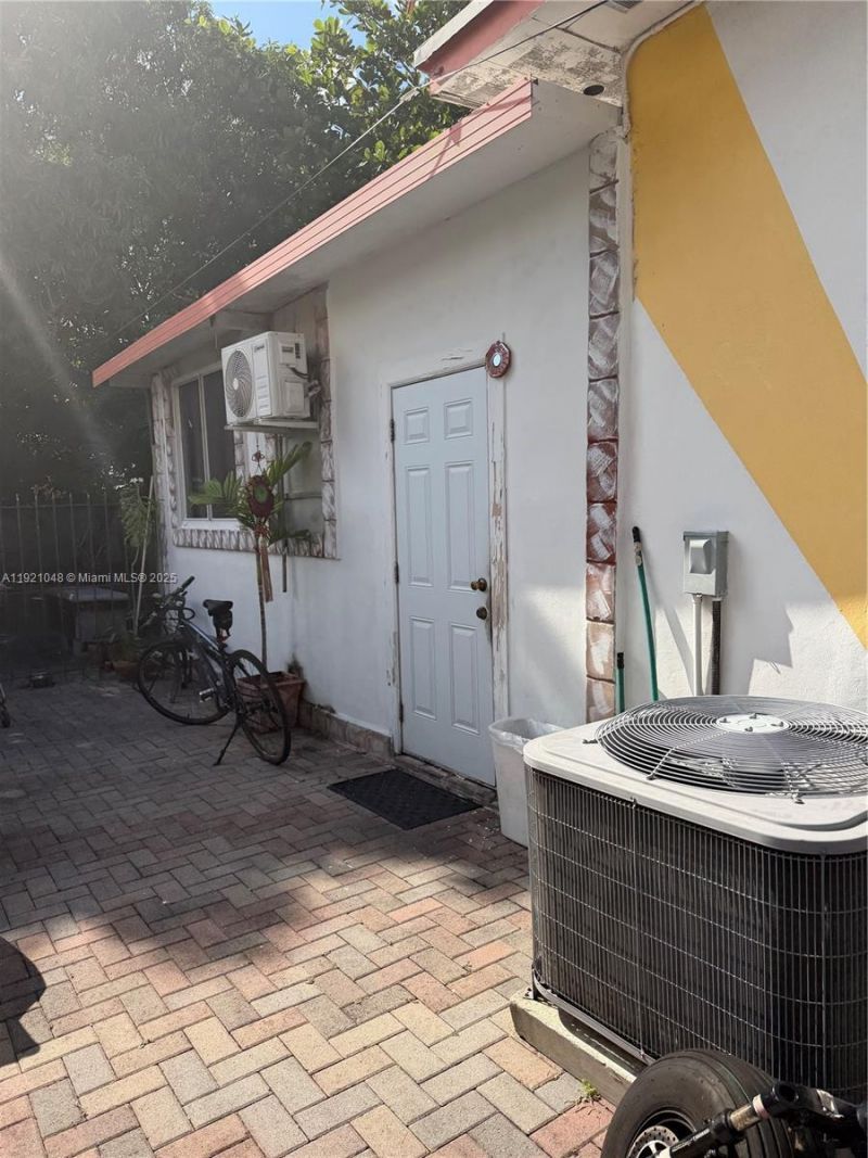 990 SW 9th St, Miami, FL 33130 Photo