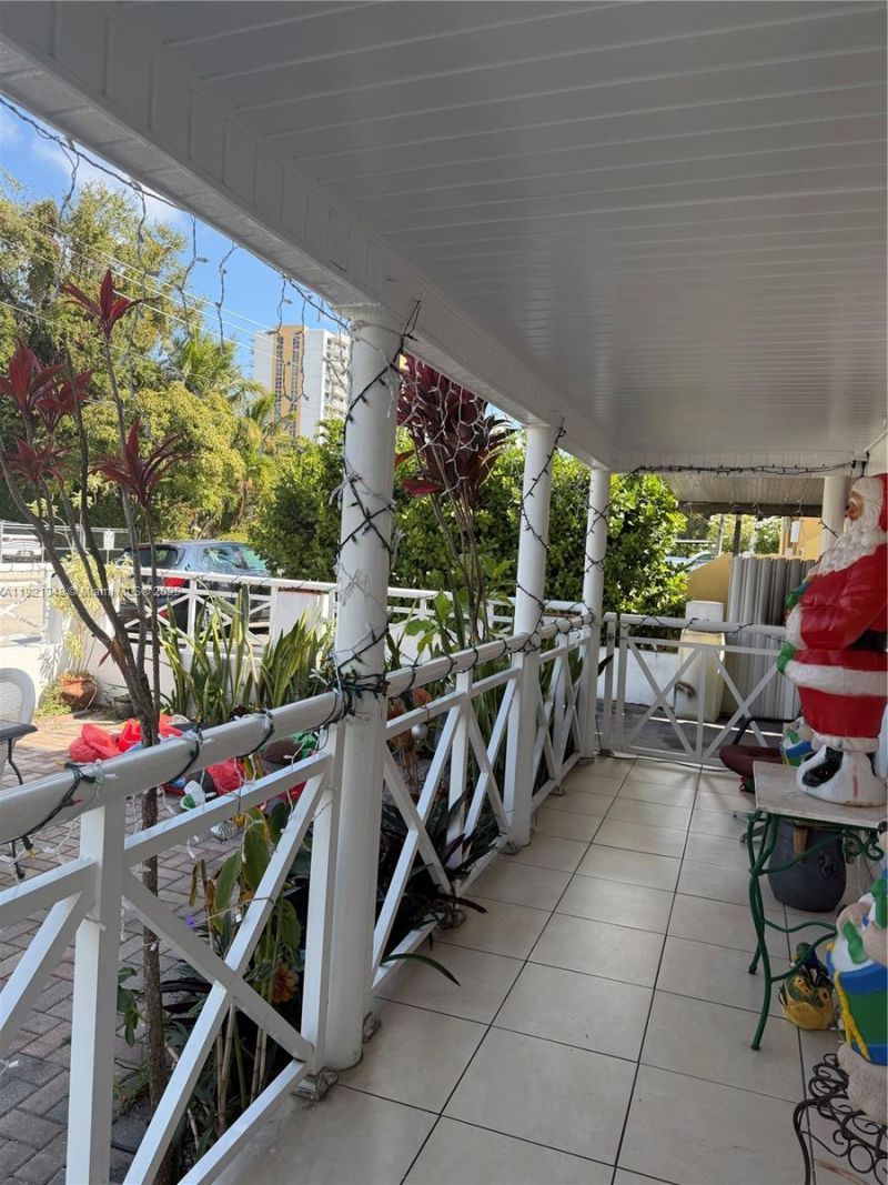 990 SW 9th St, Miami, FL 33130 Photo