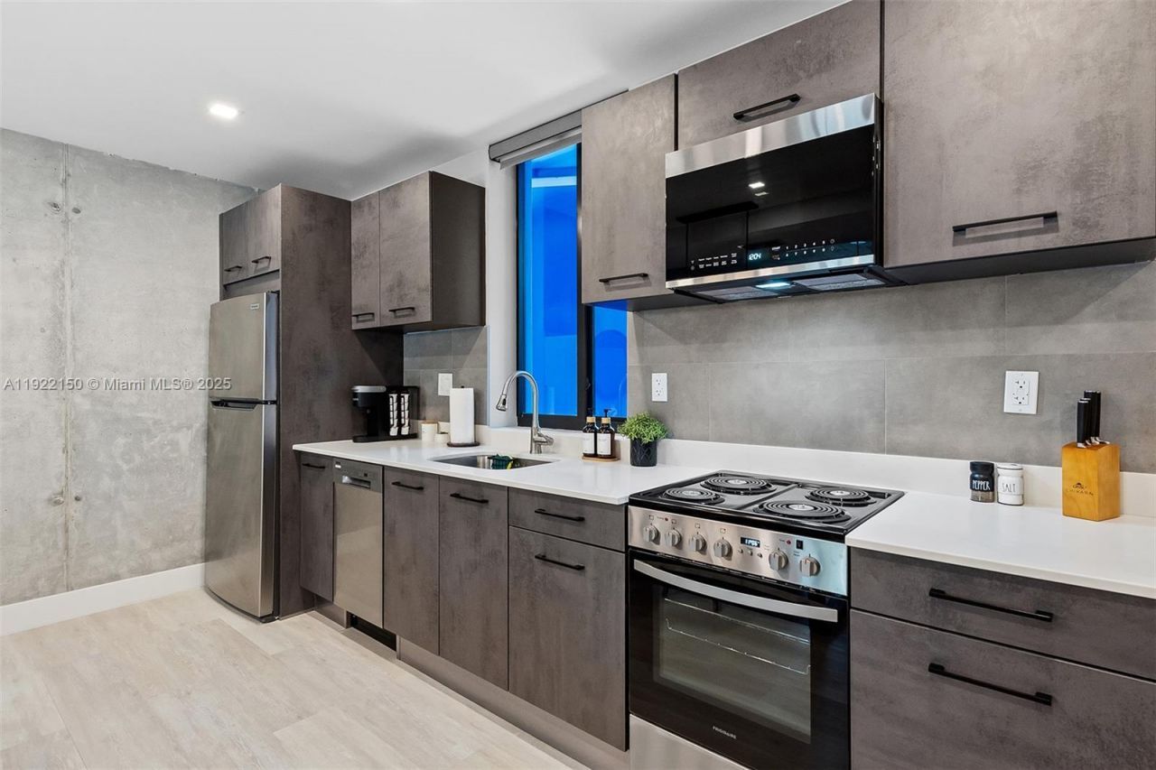 637 NE 4th Ave, Fort Lauderdale, FL 33304 Photo