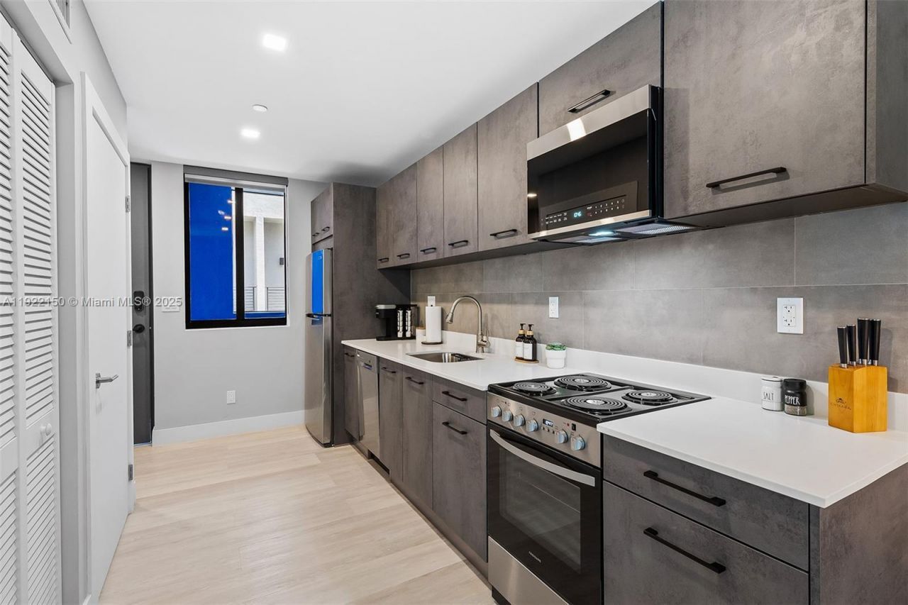 637 NE 4th Ave, Fort Lauderdale, FL 33304 Photo