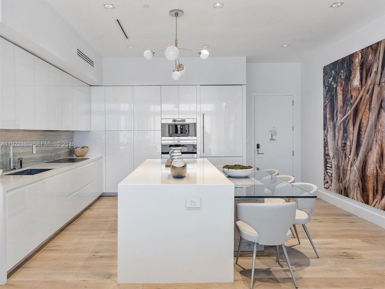 102 24th St, Unit PH-1613, Miami Beach, FL 33139 Photo