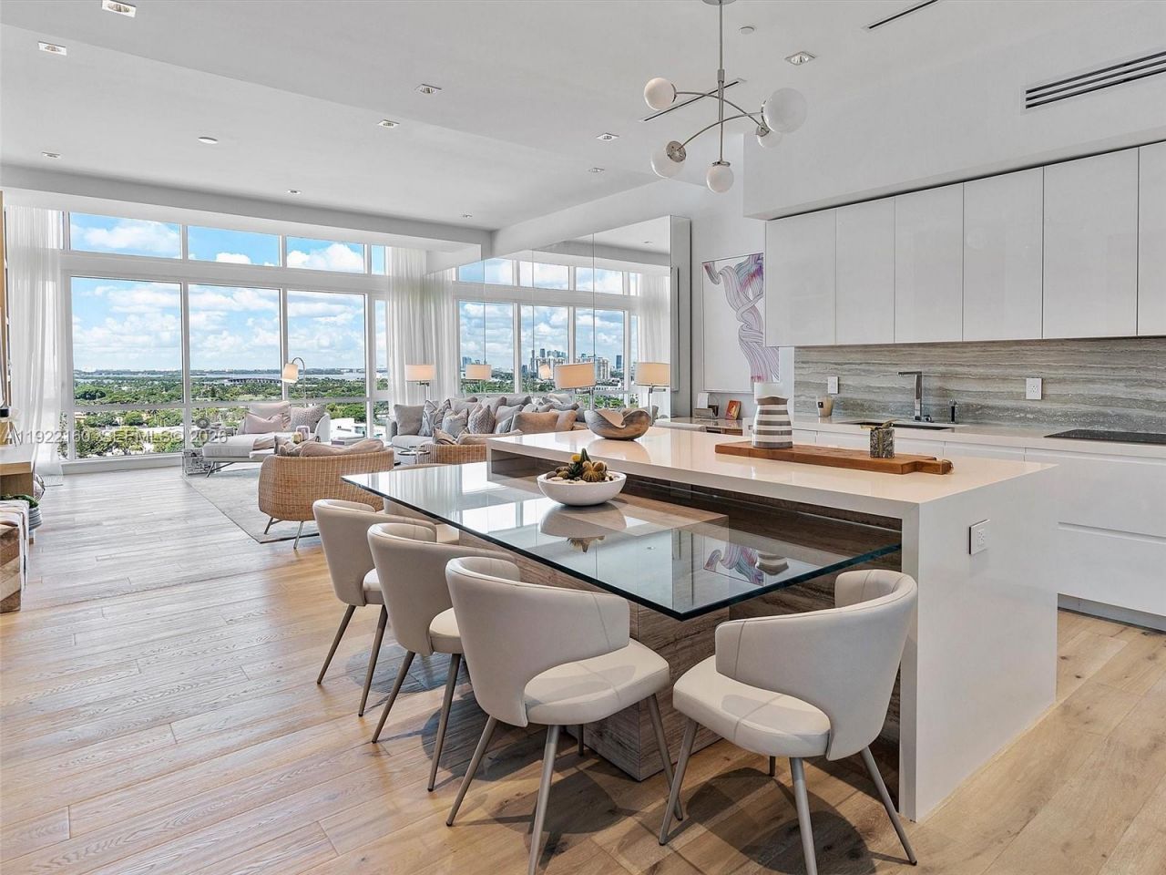 102 24th St, Unit PH-1613, Miami Beach, FL 33139 Photo