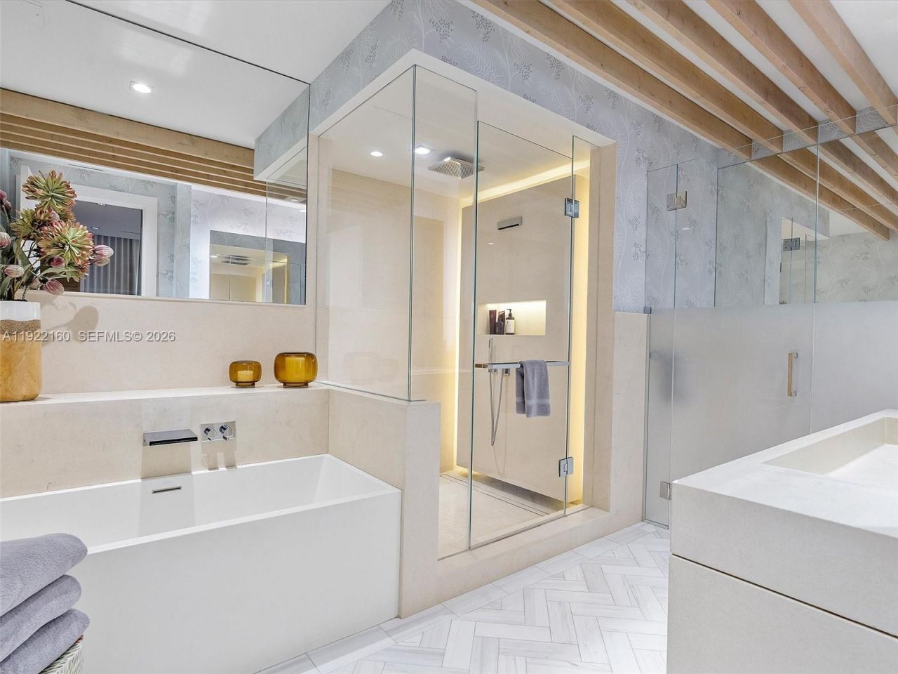 102 24th St, Unit PH-1613, Miami Beach, FL 33139 Photo