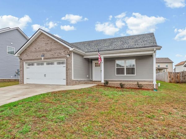 1021 Whitney Dr , Clarksville, TN 37042