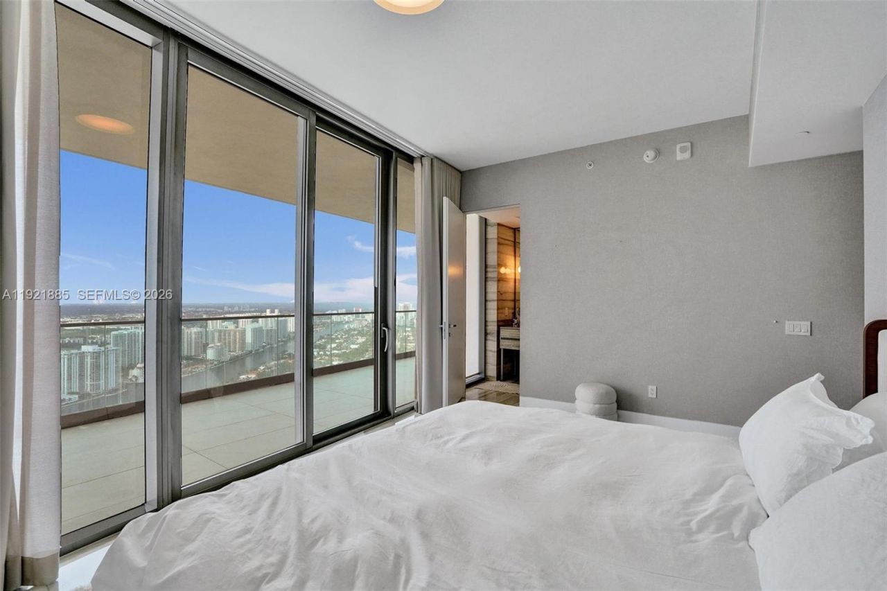 18975 Collins Ave, Unit 5205, Sunny Isles Beach, FL 33160 Photo