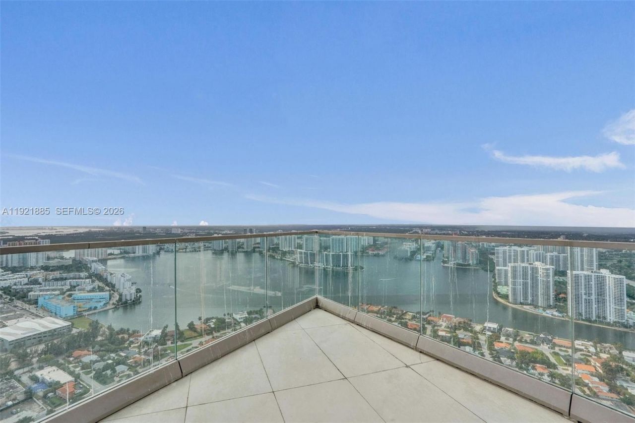 18975 Collins Ave, Unit 5205, Sunny Isles Beach, FL 33160 Photo