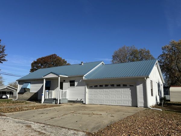 1202 E Jefferson Street E, Clinton, IL 61727