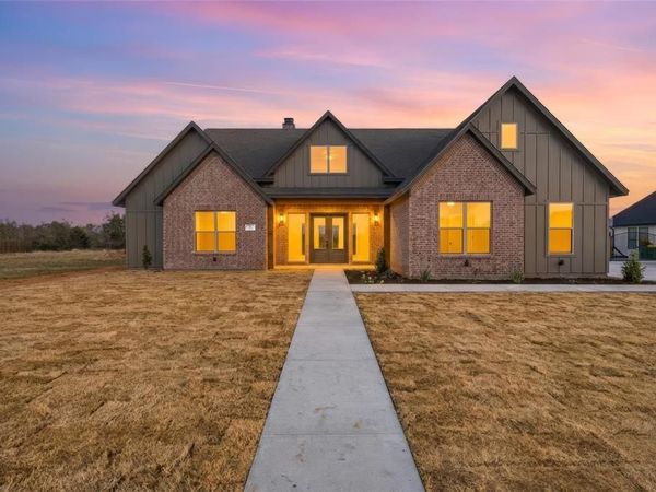 16 Pareya Circle, West, TX 76691