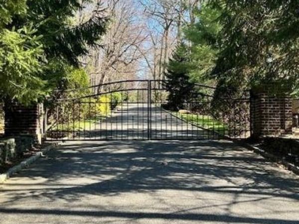 Applegreen Drive, Old Westbury, NY 11568