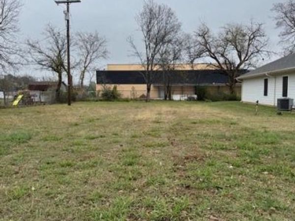 1328 Franklin Avenue, Bonham, TX 75418