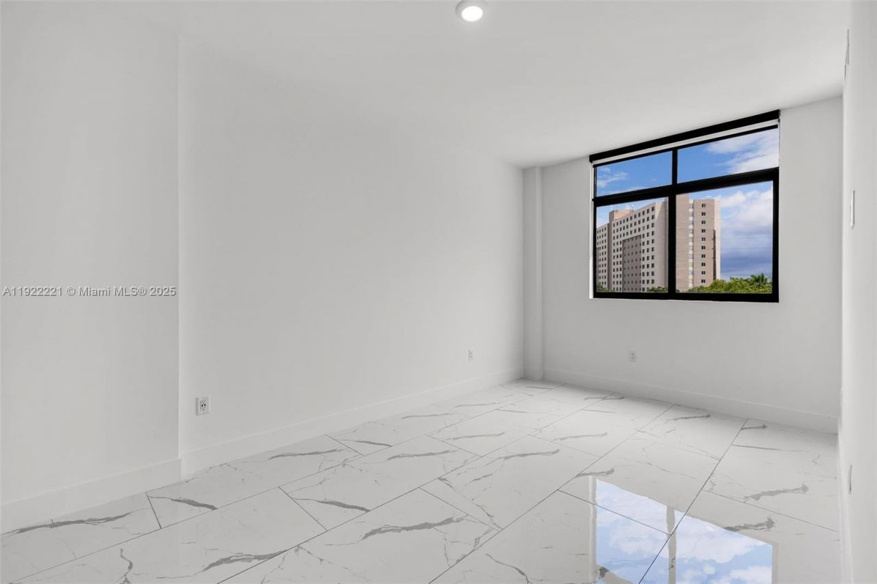 1 Curtiss Pkwy, Unit 317, Miami Springs, FL 33166 Photo