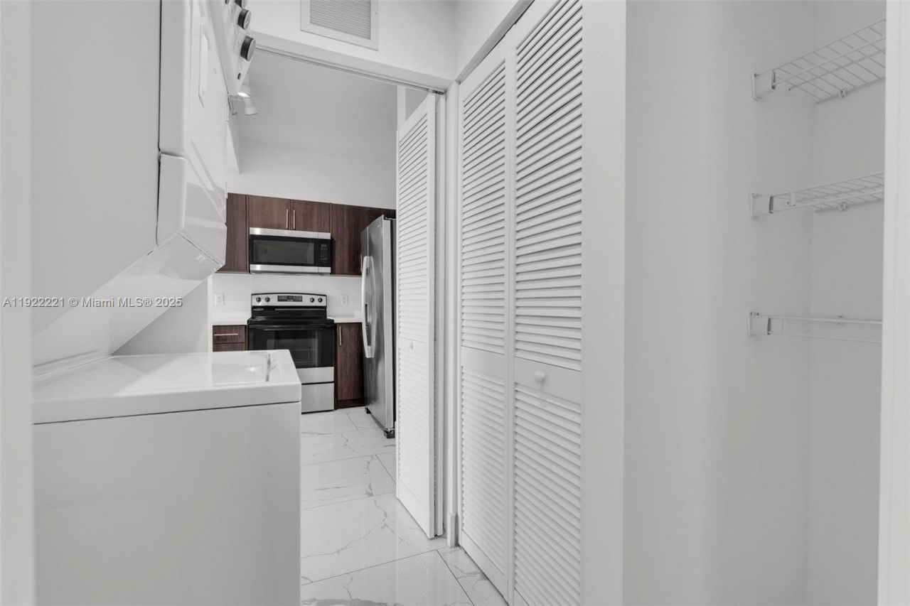 1 Curtiss Pkwy, Unit 317, Miami Springs, FL 33166 Photo