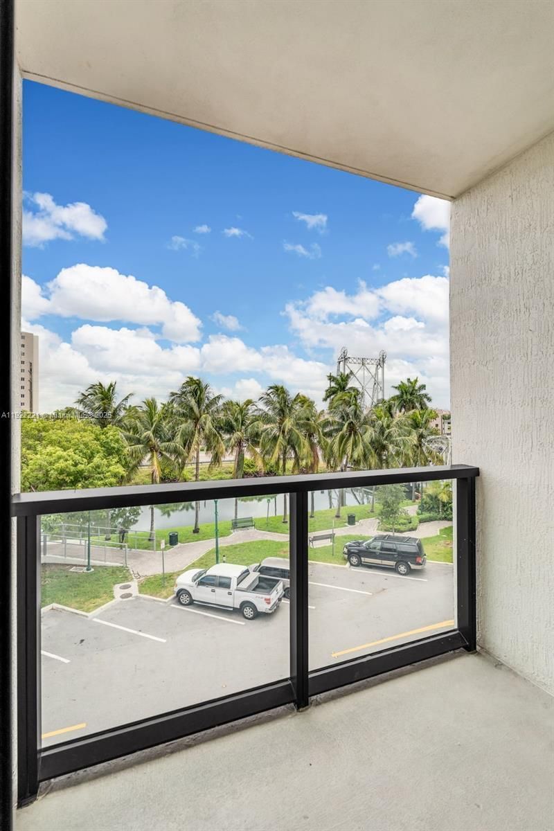 1 Curtiss Pkwy, Unit 317, Miami Springs, FL 33166 Photo