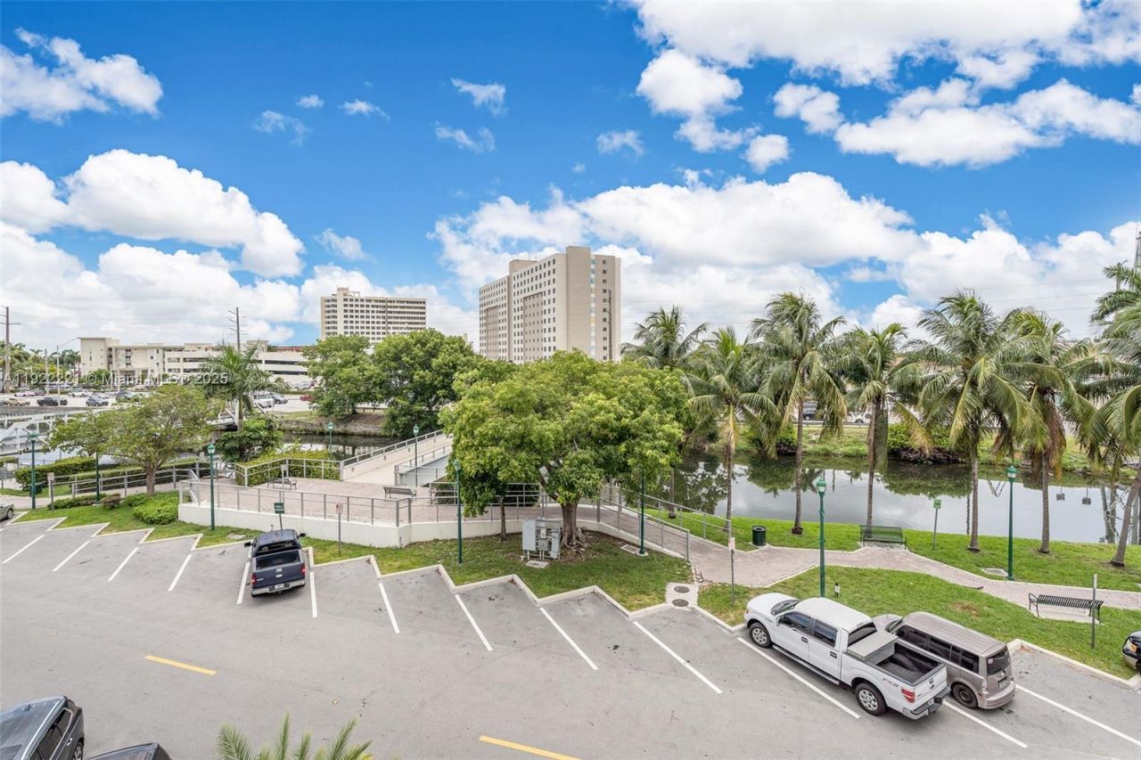 1 Curtiss Pkwy, Unit 317, Miami Springs, FL 33166 Photo