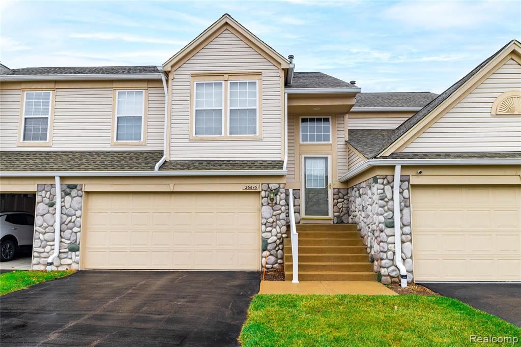 26616 Kirkway Circle, Woodhaven, MI 48183 Main Photo