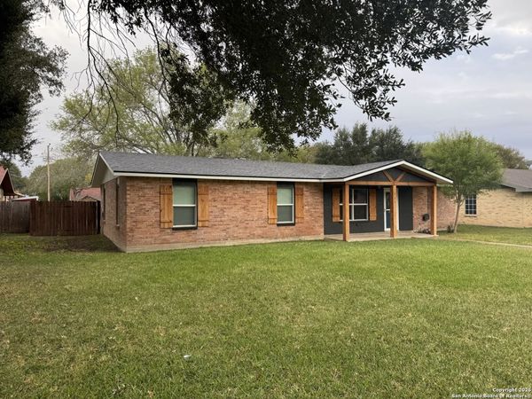 121 Larkspur, Uvalde, TX 78801