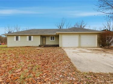 15035 S Beachfront Drive, Excelsior Springs, MO 64024