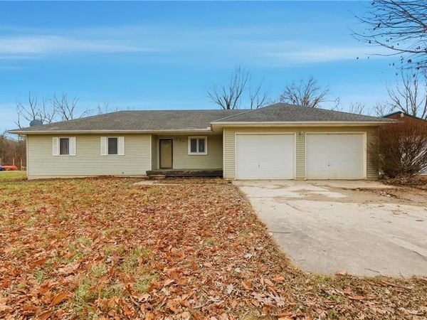 15035 S Beachfront Drive, Excelsior Springs, MO 64024