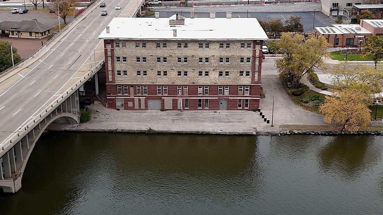 220 North Water Street, Rockford, IL 61107