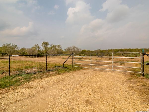 290 Lilly Bear Ln., Moore, TX 78057
