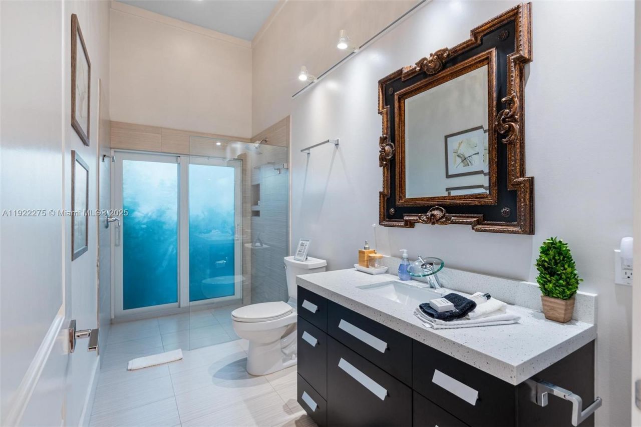 2112 NE 17th Ave, Wilton Manors, FL 33305 Photo