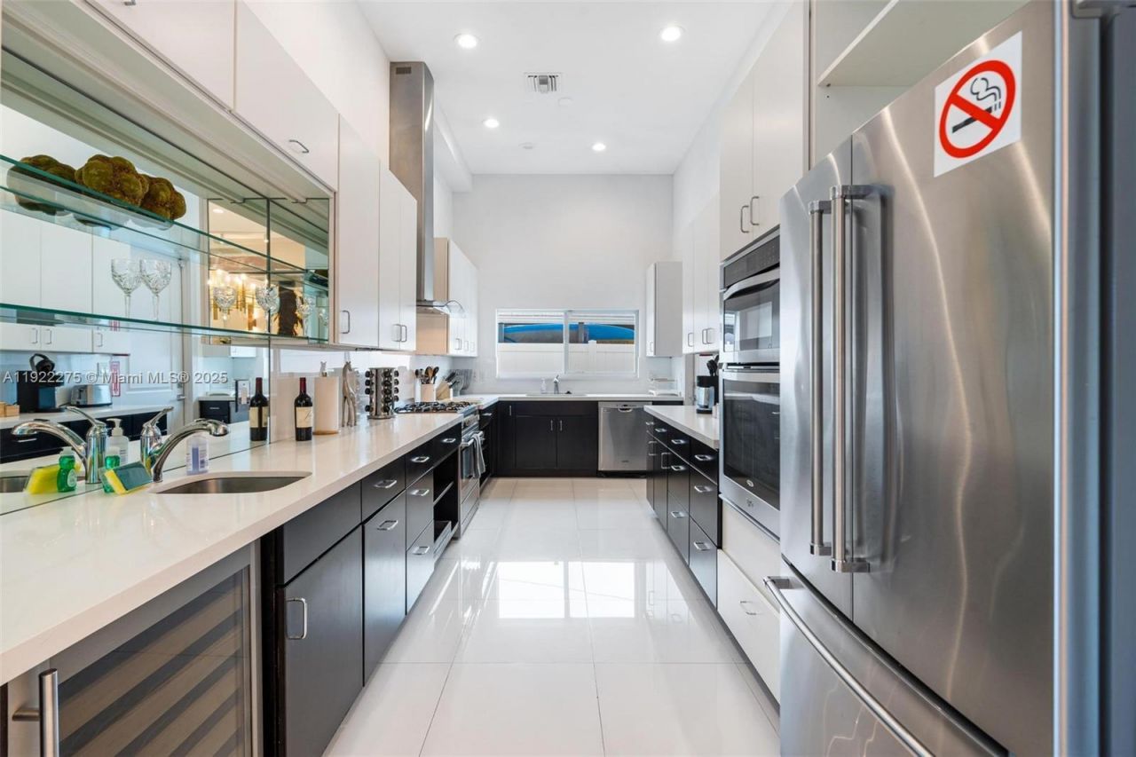 2112 NE 17th Ave, Wilton Manors, FL 33305 Photo