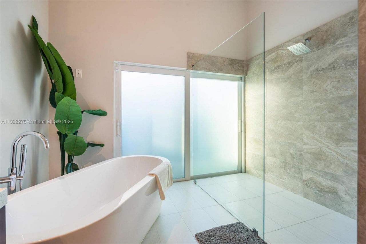 2112 NE 17th Ave, Wilton Manors, FL 33305 Photo