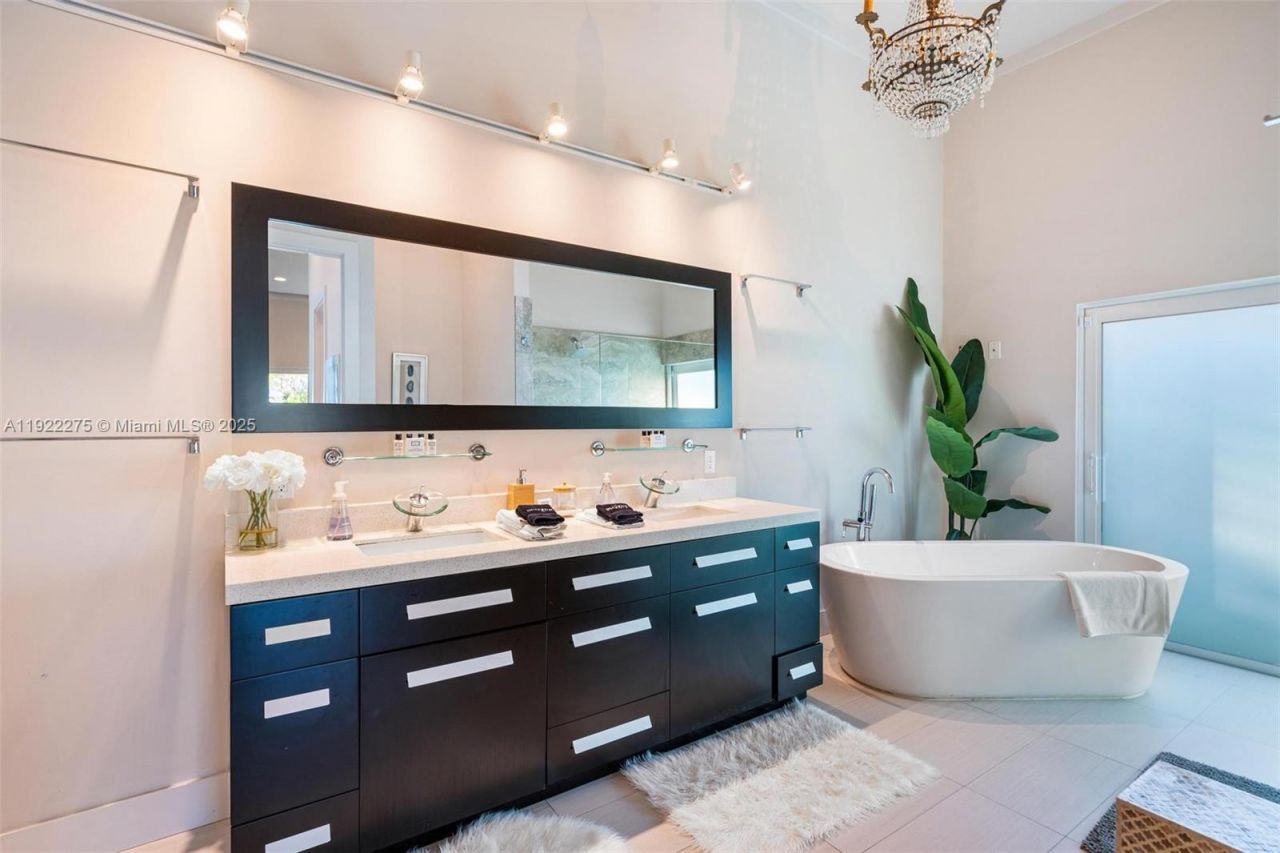 2112 NE 17th Ave, Wilton Manors, FL 33305 Photo