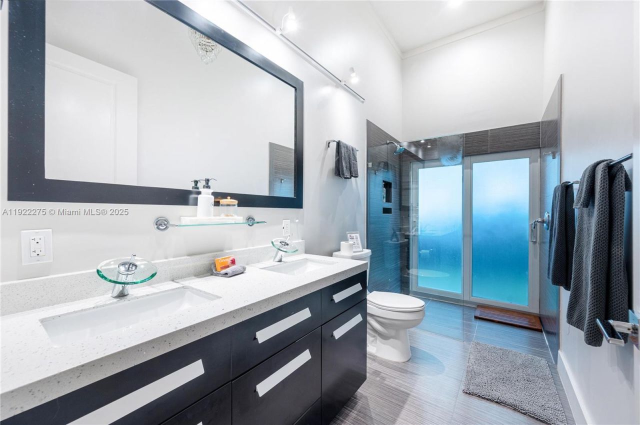 2112 NE 17th Ave, Wilton Manors, FL 33305 Photo