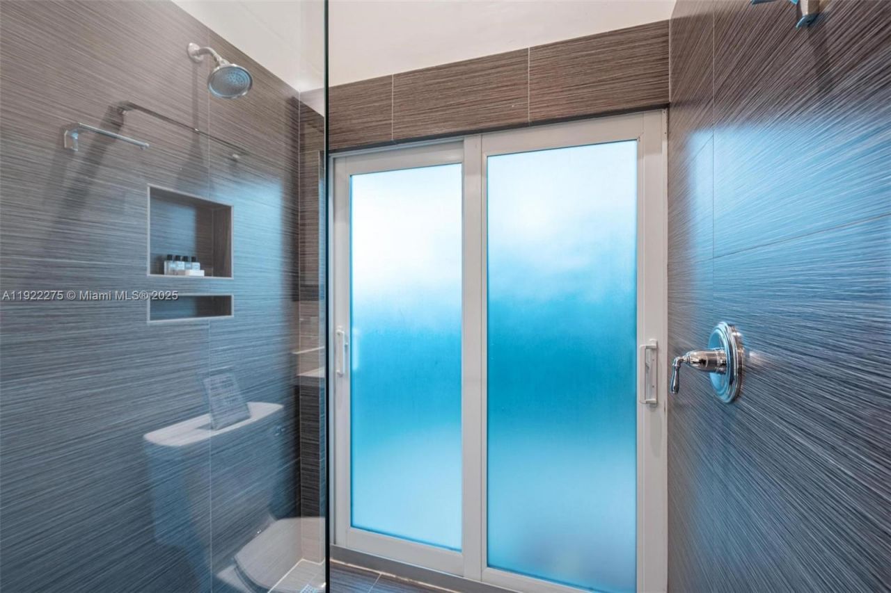 2112 NE 17th Ave, Wilton Manors, FL 33305 Photo