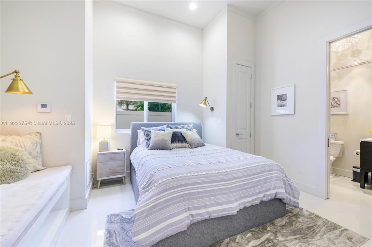 2112 NE 17th Ave, Wilton Manors, FL 33305 Photo