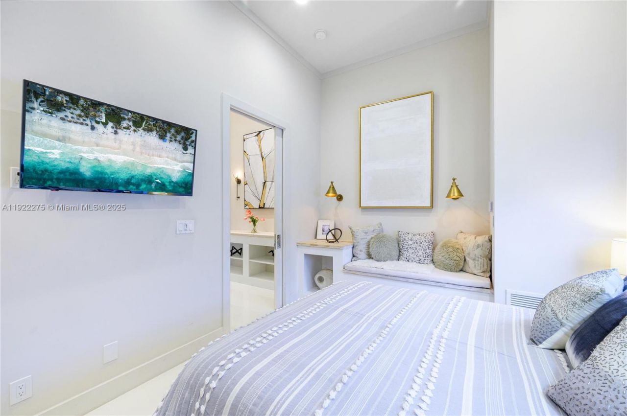 2112 NE 17th Ave, Wilton Manors, FL 33305 Photo