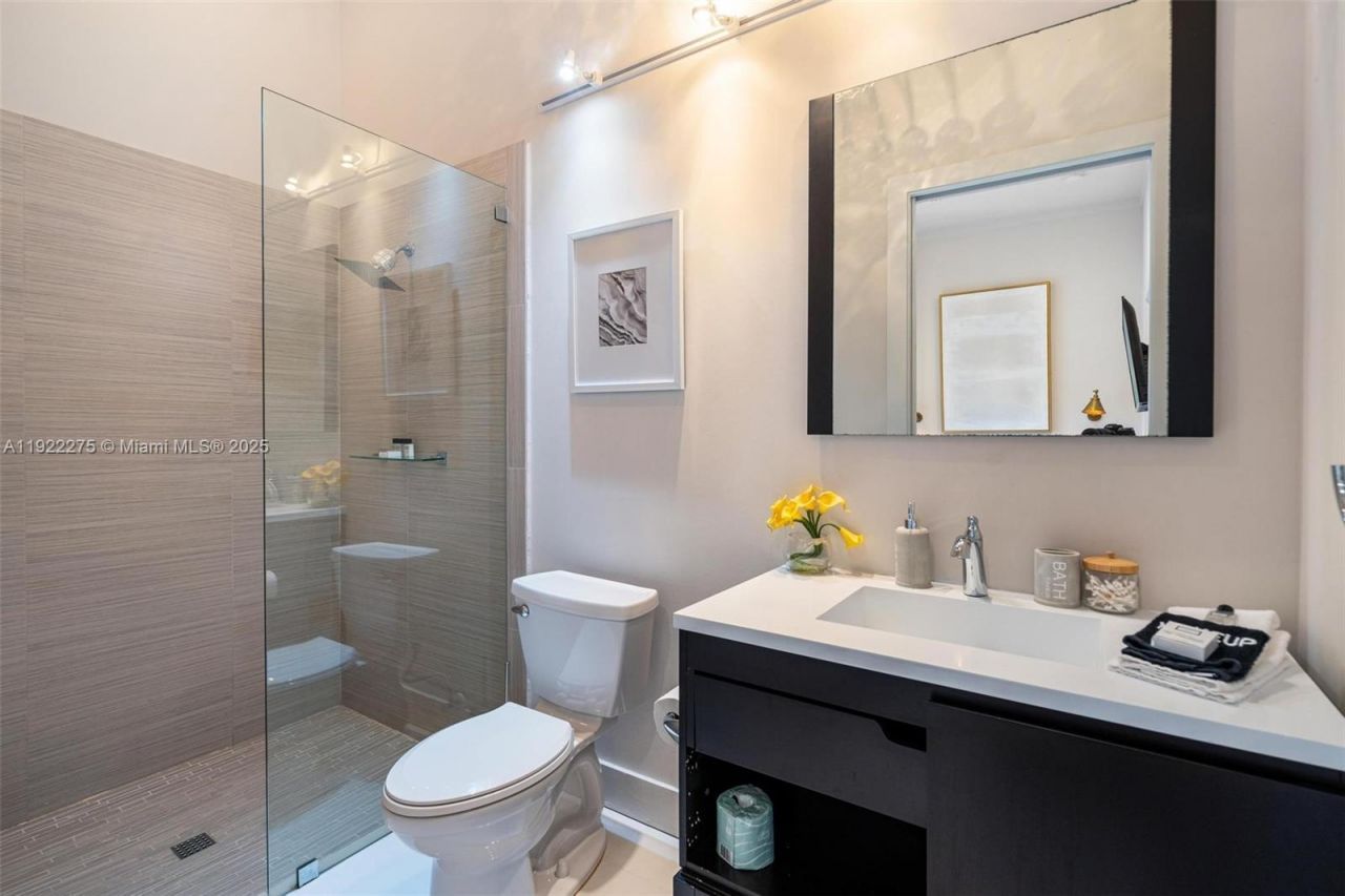 2112 NE 17th Ave, Wilton Manors, FL 33305 Photo