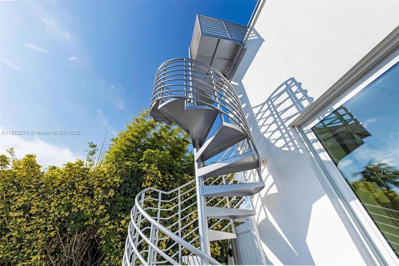 2112 NE 17th Ave, Wilton Manors, FL 33305 Photo