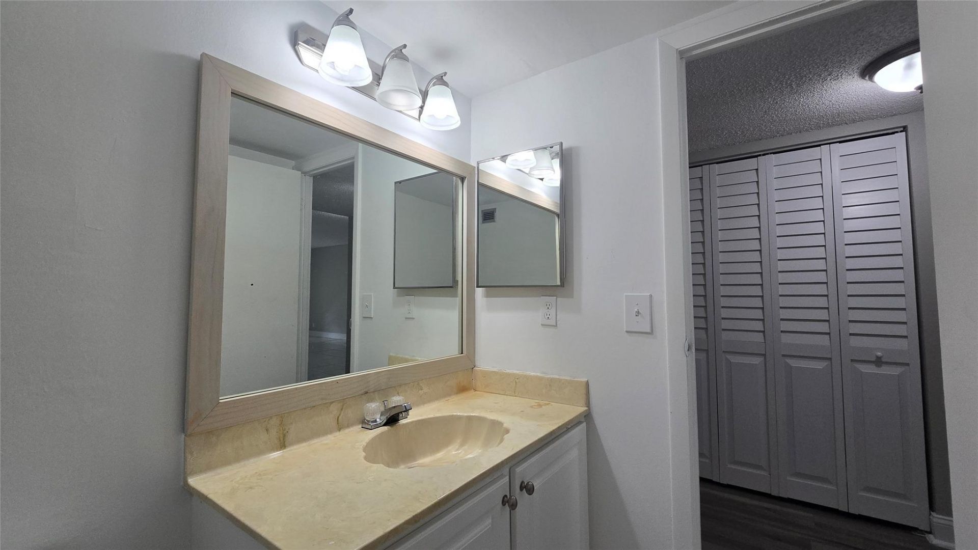 6200 S Falls Circle Drive, Unit 105, Lauderhill, FL 33319 Photo