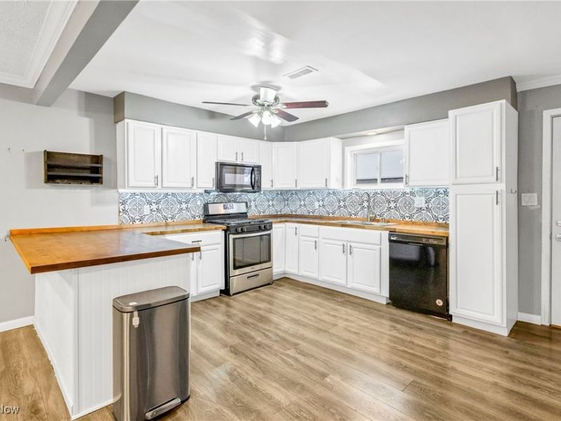 456 Mcdonald Avenue, Mc Donald, OH 44437 Photo 2