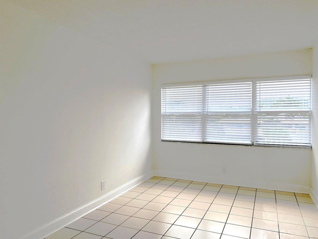 2555 NE 11th Street, Unit 402, Fort Lauderdale, FL 33304 Photo