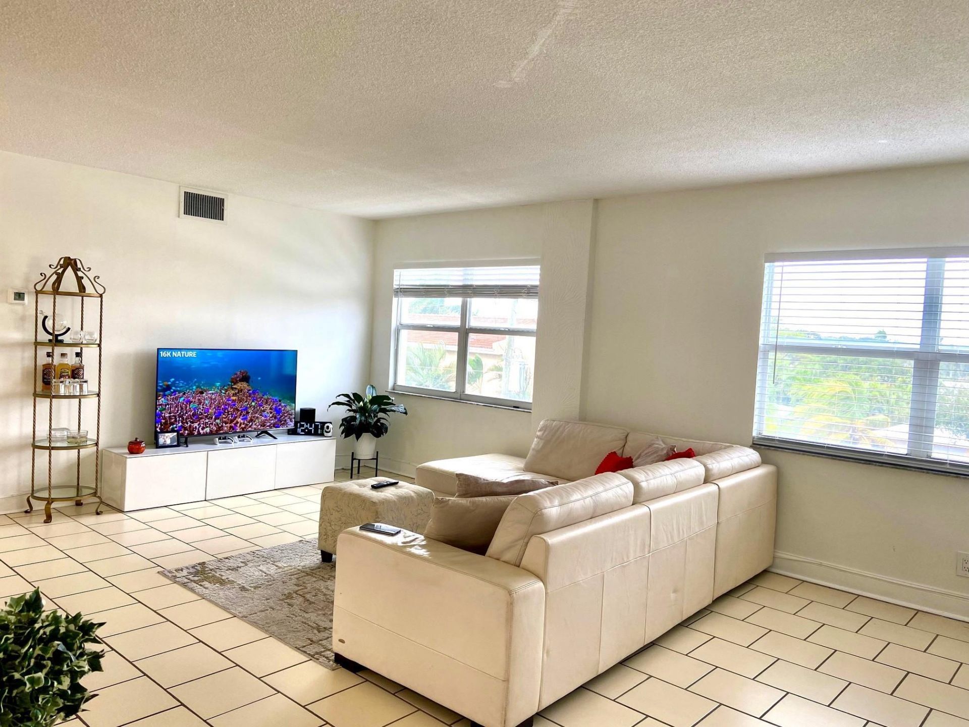 2555 NE 11th Street, Unit 402, Fort Lauderdale, FL 33304 Photo