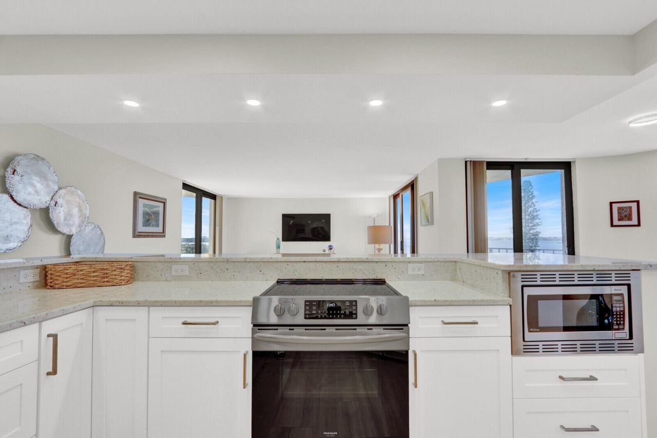 5420 N Ocean Drive, Unit 506, Singer Island, FL 33404 Photo