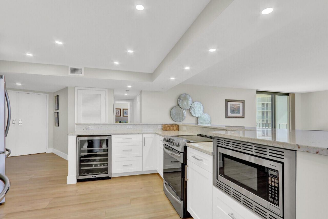 5420 N Ocean Drive, Unit 506, Singer Island, FL 33404 Photo