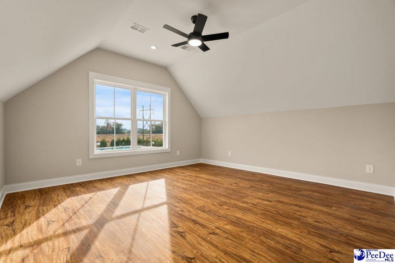 1075 Wessex Drive Photo 37