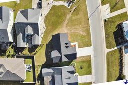 1075 Wessex Drive photo 4