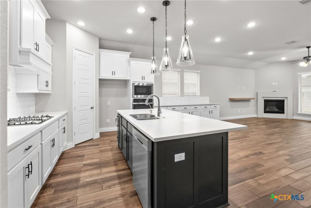 3136 Coral Way, Seguin, TX 78155 Main Photo