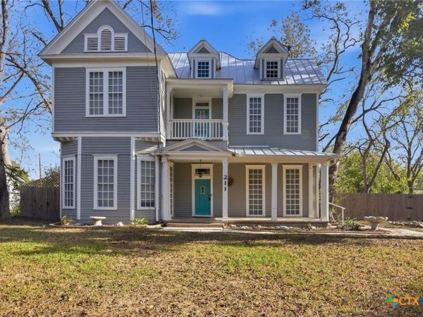 211 Lavaca Street , Yoakum, TX 77995