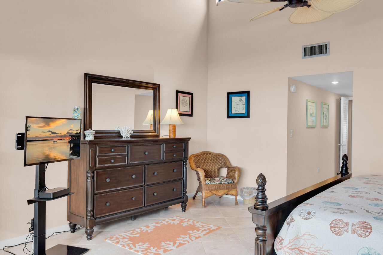 1133 W Ocean Drive, Unit 6, Key Colony, FL 33051 Photo