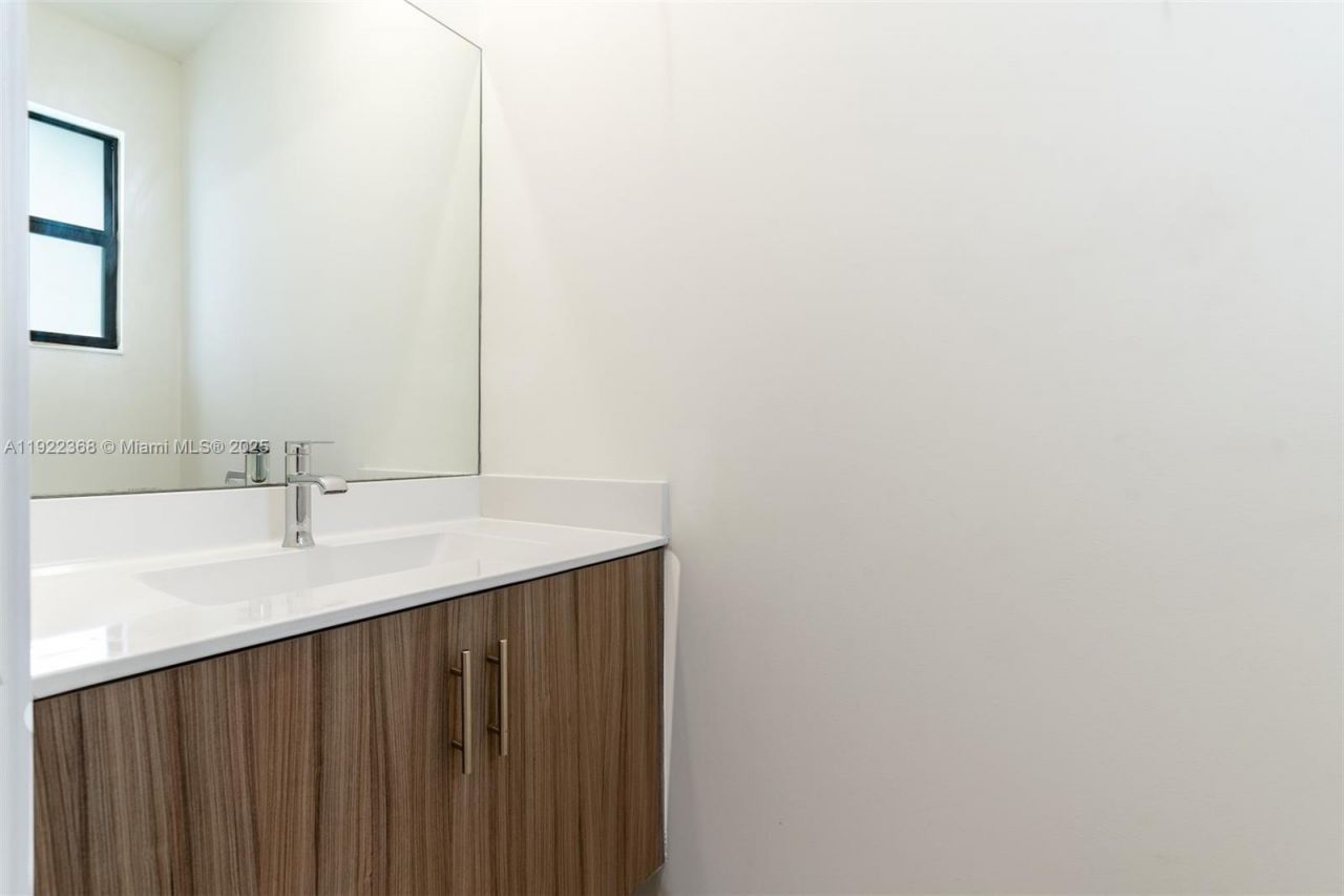 15824 NW 91st Ct, Miami Lakes, FL 33018 Photo