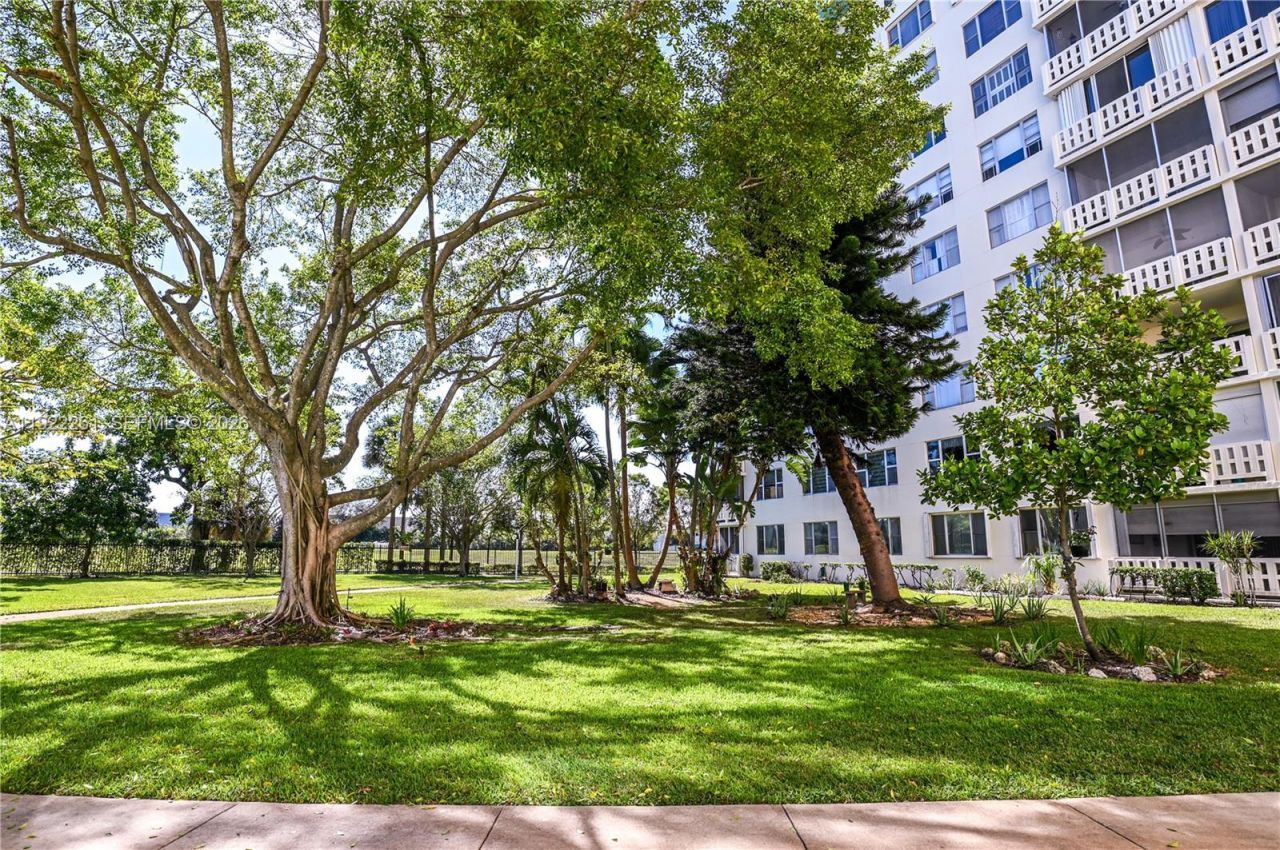 4330 Hillcrest Dr, Unit 804, Hollywood, FL 33021 Photo