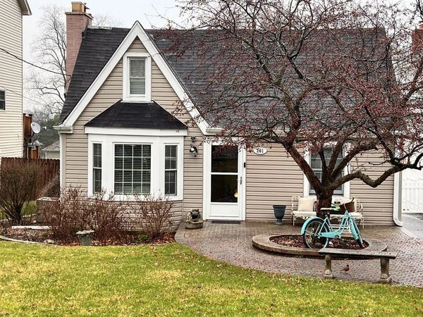 1N261 Stacy Court, Glen Ellyn, IL 60137